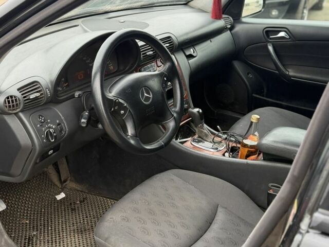 Черный Мерседес Ц-Класс, объемом двигателя 2.2 л и пробегом 350 тыс. км за 1325 $, фото 4 на Automoto.ua