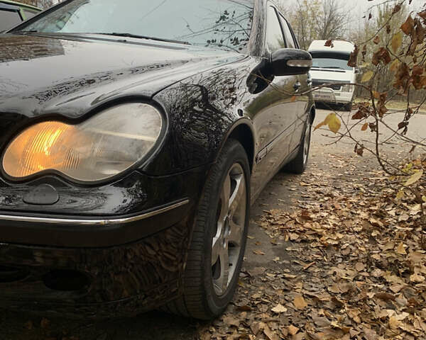 Черный Мерседес Ц-Класс, объемом двигателя 2.69 л и пробегом 275 тыс. км за 4800 $, фото 12 на Automoto.ua