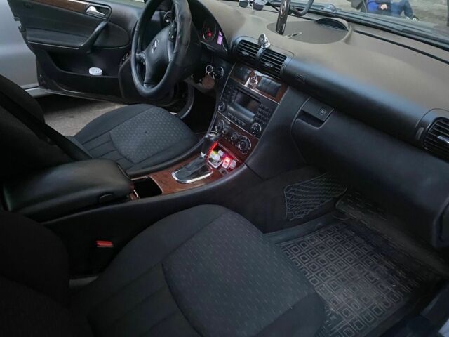 Черный Мерседес Ц-Класс, объемом двигателя 1.8 л и пробегом 244 тыс. км за 7000 $, фото 12 на Automoto.ua