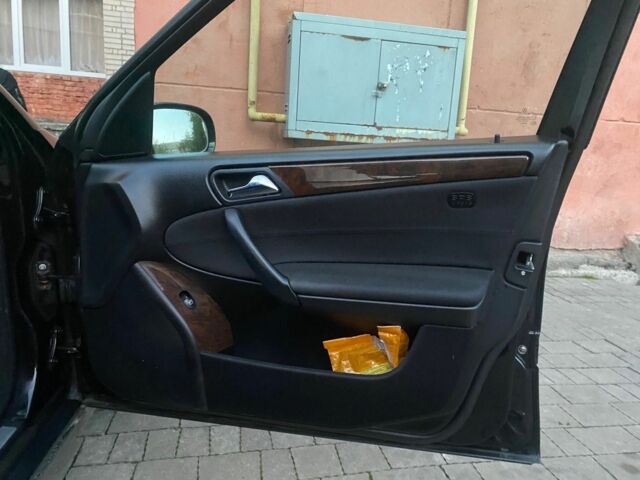 Черный Мерседес Ц-Класс, объемом двигателя 1.8 л и пробегом 244 тыс. км за 7000 $, фото 6 на Automoto.ua