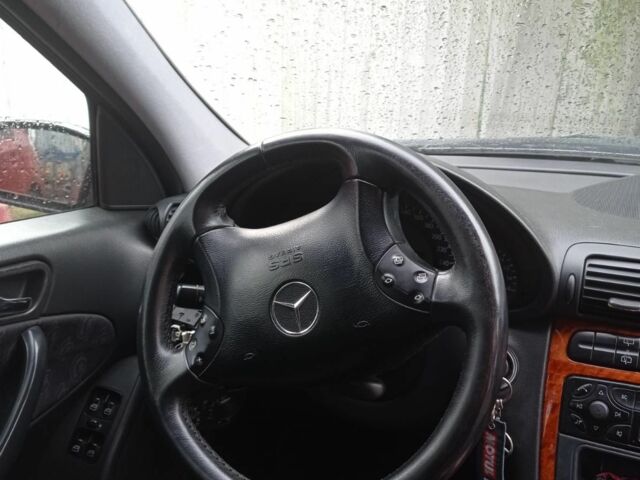 Мерседес Ц-Клас 2004 у Луцьку на Automoto.ua Чорний Мерседес Ц-Клас, об'ємом двигуна 2 л та пробігом 260 тис. км за 500 $, фото 2 на Automoto.ua