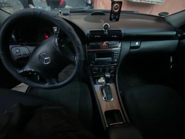 Черный Мерседес Ц-Класс, объемом двигателя 1.8 л и пробегом 244 тыс. км за 7000 $, фото 5 на Automoto.ua