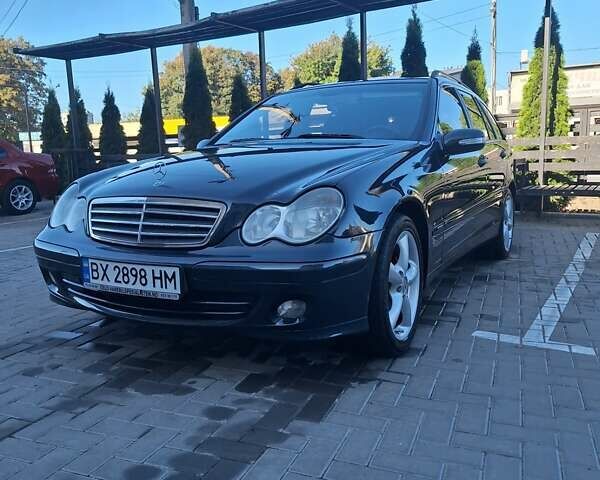 Черный Мерседес Ц-Класс, объемом двигателя 1.8 л и пробегом 300 тыс. км за 6200 $, фото 2 на Automoto.ua