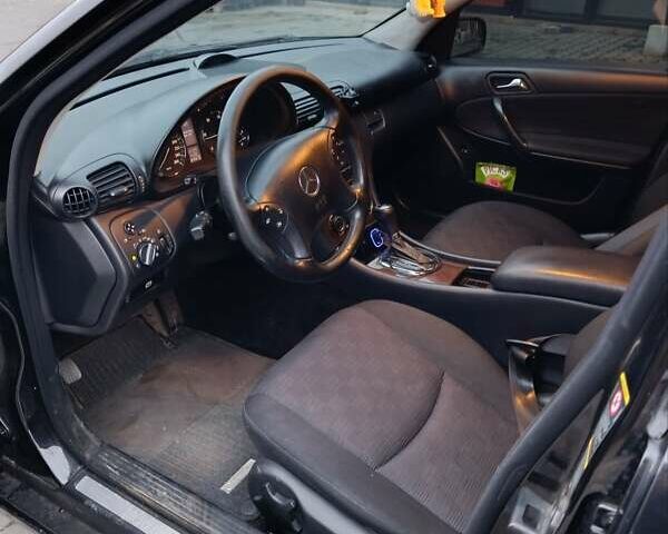 Черный Мерседес Ц-Класс, объемом двигателя 2.2 л и пробегом 302 тыс. км за 3500 $, фото 2 на Automoto.ua