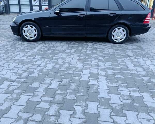 Черный Мерседес Ц-Класс, объемом двигателя 2.2 л и пробегом 302 тыс. км за 3500 $, фото 4 на Automoto.ua