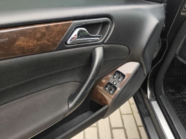 Черный Мерседес Ц-Класс, объемом двигателя 1.8 л и пробегом 252 тыс. км за 5700 $, фото 6 на Automoto.ua