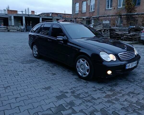 Черный Мерседес Ц-Класс, объемом двигателя 2.2 л и пробегом 302 тыс. км за 3500 $, фото 1 на Automoto.ua