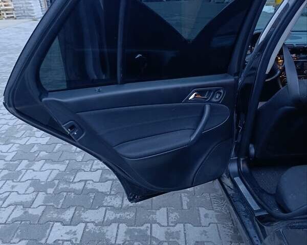 Черный Мерседес Ц-Класс, объемом двигателя 2.2 л и пробегом 302 тыс. км за 3500 $, фото 11 на Automoto.ua