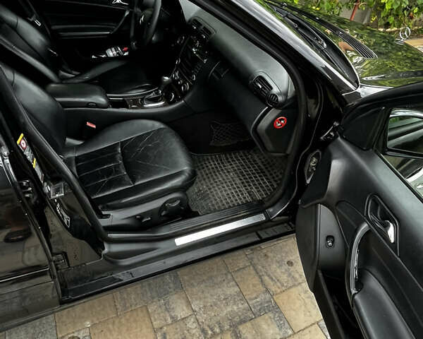 Чорний Мерседес Ц-Клас, об'ємом двигуна 2.2 л та пробігом 377 тис. км за 5700 $, фото 5 на Automoto.ua