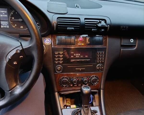 Черный Мерседес Ц-Класс, объемом двигателя 2.2 л и пробегом 302 тыс. км за 3500 $, фото 16 на Automoto.ua