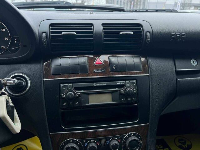 Черный Мерседес Ц-Класс, объемом двигателя 1.8 л и пробегом 294 тыс. км за 6200 $, фото 16 на Automoto.ua