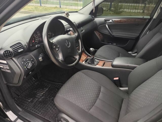 Черный Мерседес Ц-Класс, объемом двигателя 1.8 л и пробегом 252 тыс. км за 5700 $, фото 15 на Automoto.ua