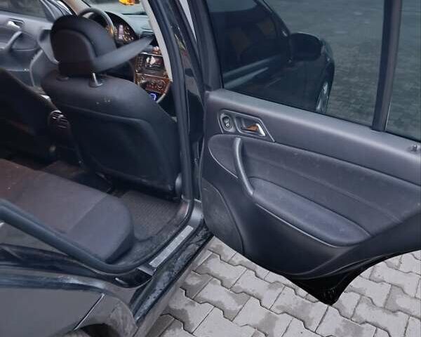 Черный Мерседес Ц-Класс, объемом двигателя 2.2 л и пробегом 302 тыс. км за 3500 $, фото 12 на Automoto.ua