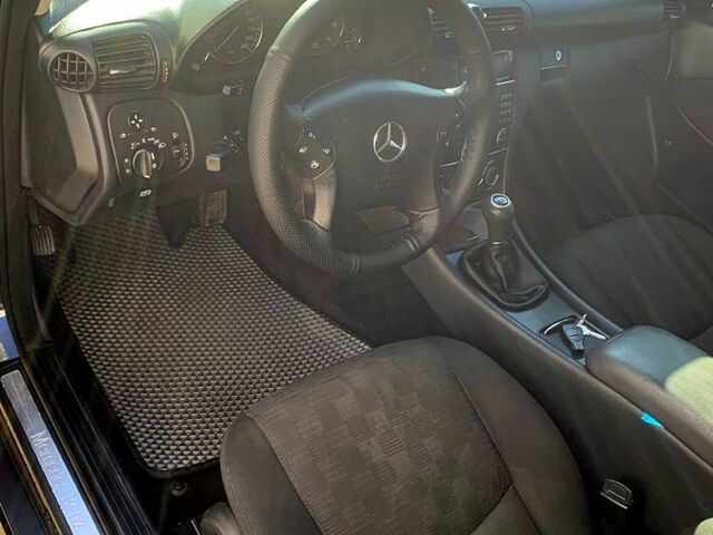 Черный Мерседес Ц-Класс, объемом двигателя 1.8 л и пробегом 350 тыс. км за 5000 $, фото 4 на Automoto.ua