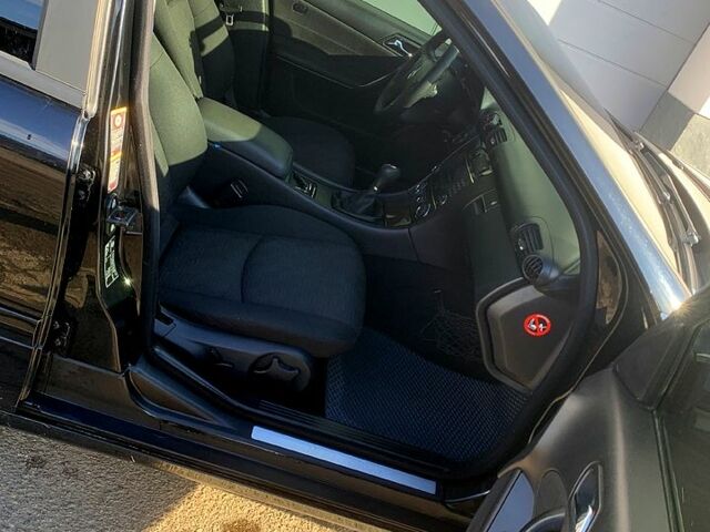 Черный Мерседес Ц-Класс, объемом двигателя 1.8 л и пробегом 350 тыс. км за 5000 $, фото 2 на Automoto.ua