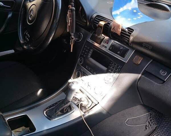 Черный Мерседес Ц-Класс, объемом двигателя 2.2 л и пробегом 350 тыс. км за 6300 $, фото 9 на Automoto.ua