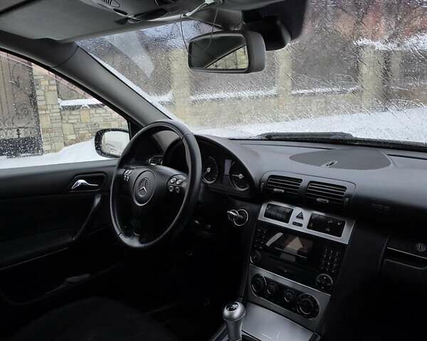 Черный Мерседес Ц-Класс, объемом двигателя 2.2 л и пробегом 370 тыс. км за 5300 $, фото 13 на Automoto.ua