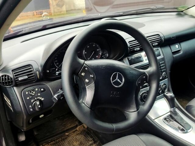 Черный Мерседес Ц-Класс, объемом двигателя 2.1 л и пробегом 460 тыс. км за 6500 $, фото 4 на Automoto.ua