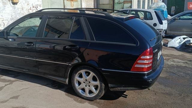 Чорний Мерседес Ц-Клас, об'ємом двигуна 2.2 л та пробігом 111 тис. км за 5800 $, фото 11 на Automoto.ua