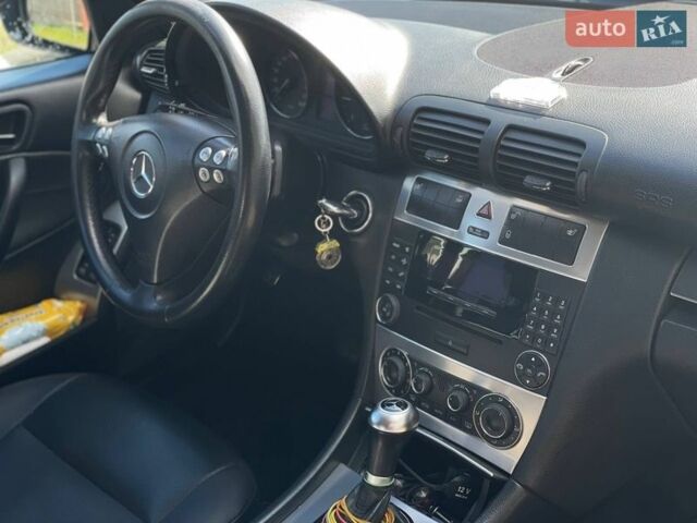 Чорний Мерседес Ц-Клас, об'ємом двигуна 2.15 л та пробігом 310 тис. км за 6500 $, фото 5 на Automoto.ua