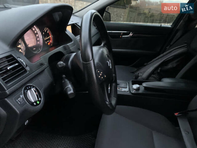 Черный Мерседес Ц-Класс, объемом двигателя 2.2 л и пробегом 425 тыс. км за 8550 $, фото 16 на Automoto.ua