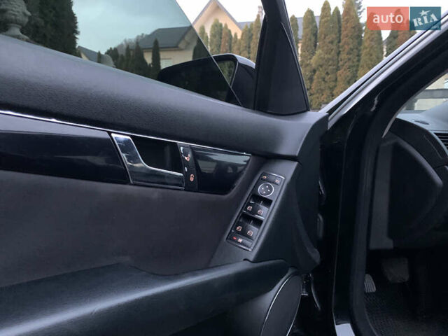 Черный Мерседес Ц-Класс, объемом двигателя 2.2 л и пробегом 425 тыс. км за 8550 $, фото 17 на Automoto.ua