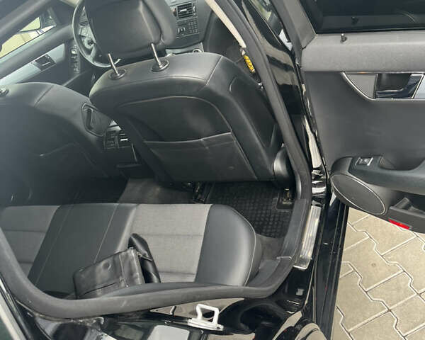 Черный Мерседес Ц-Класс, объемом двигателя 2.15 л и пробегом 260 тыс. км за 9533 $, фото 9 на Automoto.ua