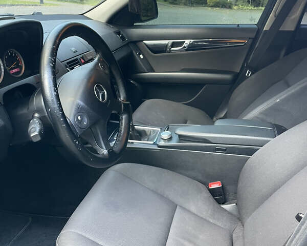 Чорний Мерседес Ц-Клас, об'ємом двигуна 2.2 л та пробігом 270 тис. км за 8200 $, фото 16 на Automoto.ua