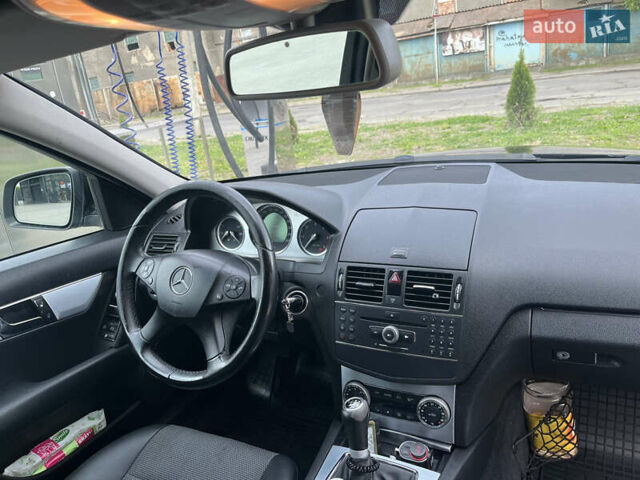 Черный Мерседес Ц-Класс, объемом двигателя 2.15 л и пробегом 260 тыс. км за 9533 $, фото 11 на Automoto.ua