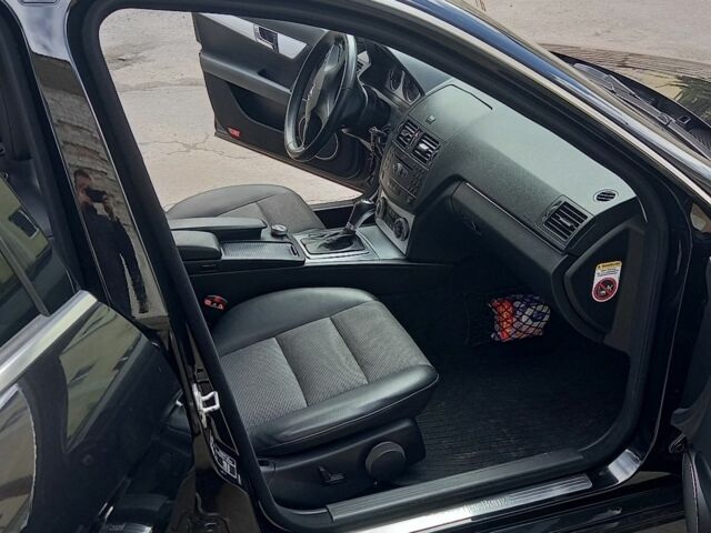 Черный Мерседес Ц-Класс, объемом двигателя 1.8 л и пробегом 199 тыс. км за 8200 $, фото 12 на Automoto.ua