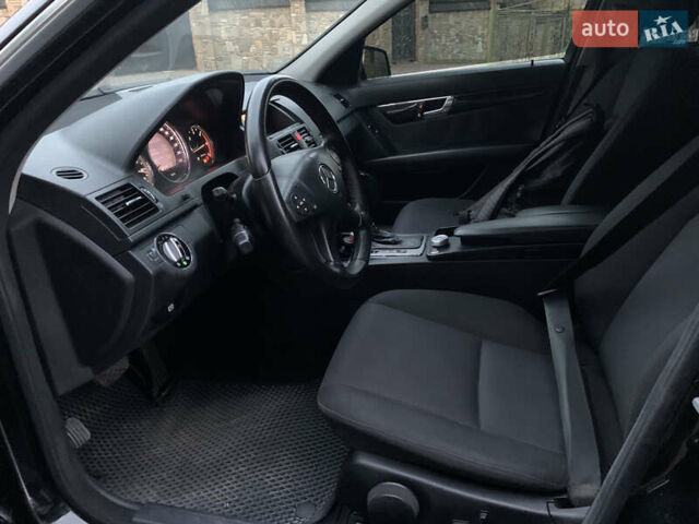 Черный Мерседес Ц-Класс, объемом двигателя 2.2 л и пробегом 425 тыс. км за 8550 $, фото 15 на Automoto.ua