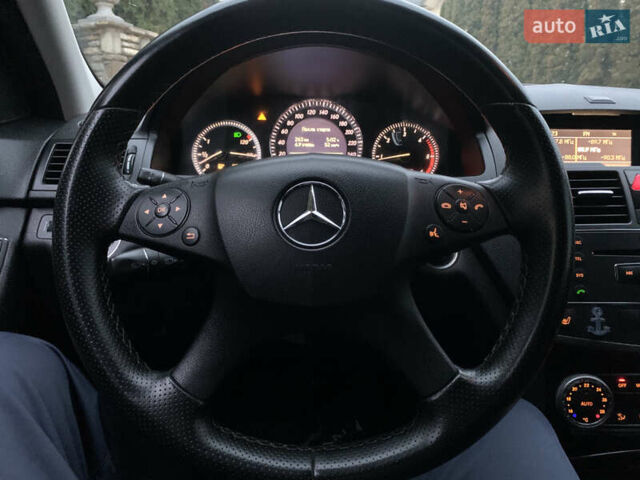 Черный Мерседес Ц-Класс, объемом двигателя 2.2 л и пробегом 425 тыс. км за 8550 $, фото 20 на Automoto.ua