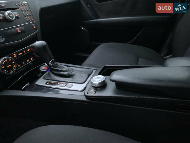 Черный Мерседес Ц-Класс, объемом двигателя 2.2 л и пробегом 425 тыс. км за 8550 $, фото 18 на Automoto.ua