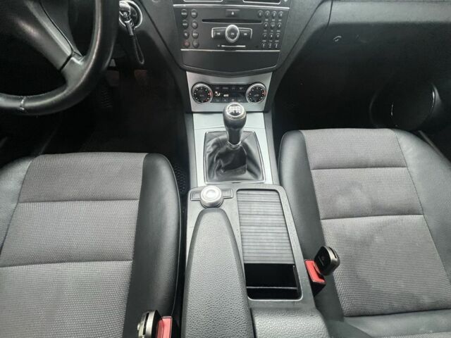 Черный Мерседес Ц-Класс, объемом двигателя 2.2 л и пробегом 279 тыс. км за 7999 $, фото 14 на Automoto.ua