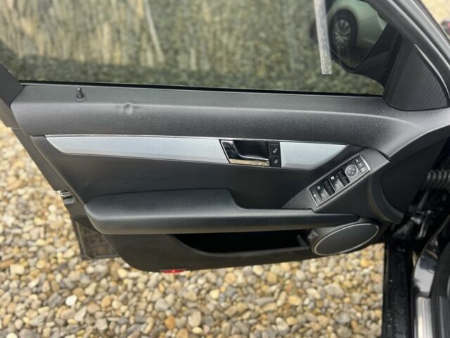 Черный Мерседес Ц-Класс, объемом двигателя 2.2 л и пробегом 279 тыс. км за 7999 $, фото 7 на Automoto.ua