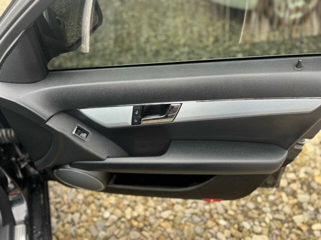 Черный Мерседес Ц-Класс, объемом двигателя 2.2 л и пробегом 279 тыс. км за 7999 $, фото 9 на Automoto.ua