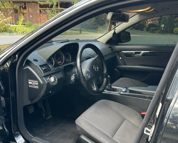 Чорний Мерседес Ц-Клас, об'ємом двигуна 2.2 л та пробігом 270 тис. км за 8200 $, фото 12 на Automoto.ua