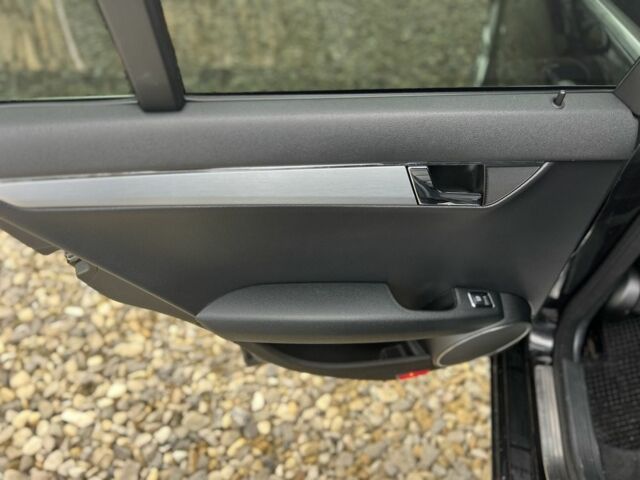 Черный Мерседес Ц-Класс, объемом двигателя 2.2 л и пробегом 279 тыс. км за 7999 $, фото 17 на Automoto.ua