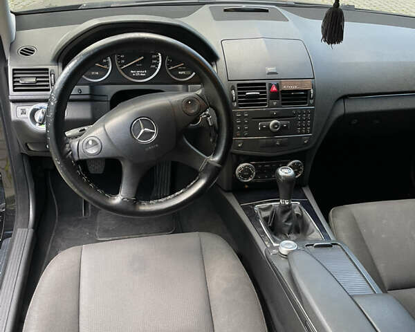 Чорний Мерседес Ц-Клас, об'ємом двигуна 2.2 л та пробігом 270 тис. км за 8200 $, фото 14 на Automoto.ua