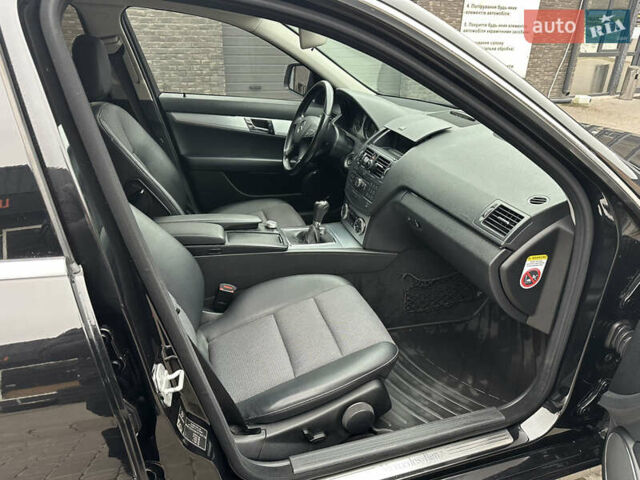 Чорний Мерседес Ц-Клас, об'ємом двигуна 1.8 л та пробігом 289 тис. км за 8500 $, фото 10 на Automoto.ua