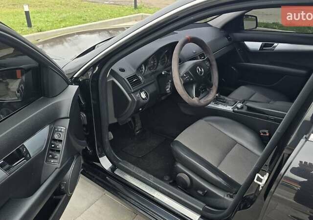 Черный Мерседес Ц-Класс, объемом двигателя 2.2 л и пробегом 296 тыс. км за 8100 $, фото 4 на Automoto.ua