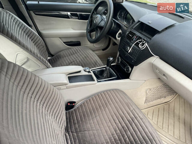 Черный Мерседес Ц-Класс, объемом двигателя 2.1 л и пробегом 294 тыс. км за 9300 $, фото 9 на Automoto.ua