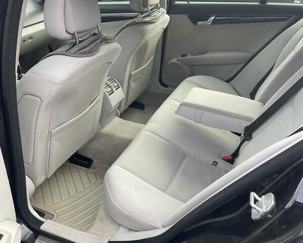 Черный Мерседес Ц-Класс, объемом двигателя 2.1 л и пробегом 294 тыс. км за 9300 $, фото 4 на Automoto.ua