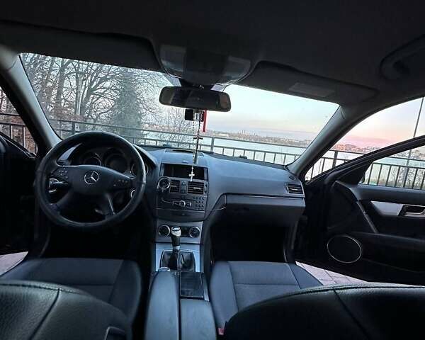 Чорний Мерседес Ц-Клас, об'ємом двигуна 2.15 л та пробігом 370 тис. км за 8000 $, фото 2 на Automoto.ua