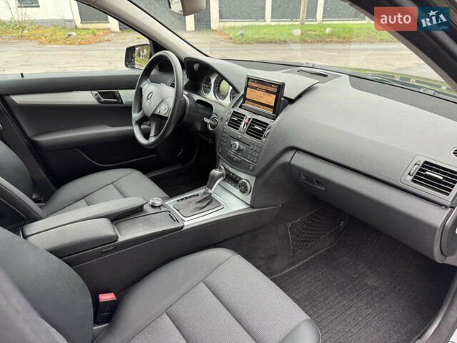 Черный Мерседес Ц-Класс, объемом двигателя 1.8 л и пробегом 201 тыс. км за 10999 $, фото 17 на Automoto.ua