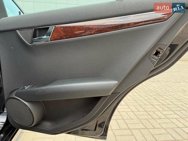 Черный Мерседес Ц-Класс, объемом двигателя 2.2 л и пробегом 322 тыс. км за 9990 $, фото 11 на Automoto.ua