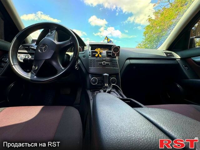 Чорний Мерседес Ц-Клас, об'ємом двигуна 2.2 л та пробігом 285 тис. км за 9200 $, фото 4 на Automoto.ua