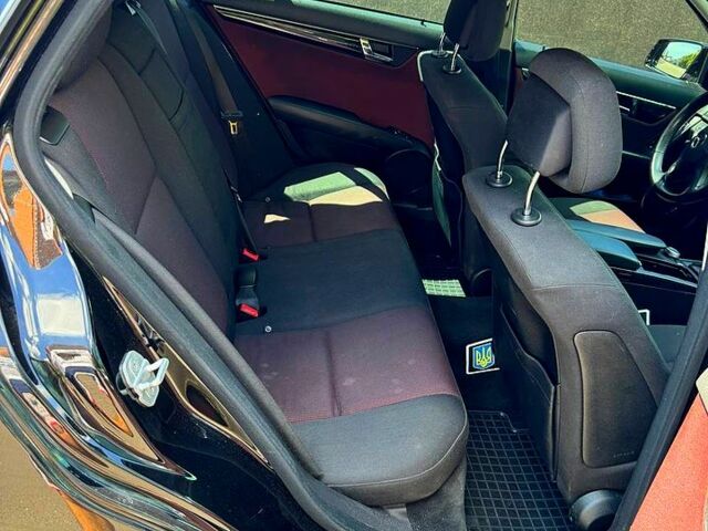 Чорний Мерседес Ц-Клас, об'ємом двигуна 2.2 л та пробігом 285 тис. км за 9200 $, фото 5 на Automoto.ua