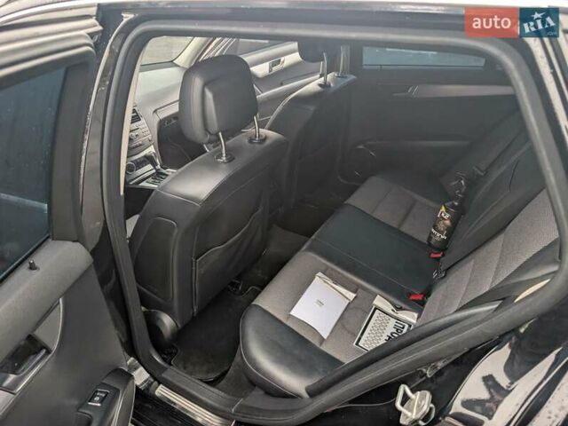 Черный Мерседес Ц-Класс, объемом двигателя 2.14 л и пробегом 395 тыс. км за 8300 $, фото 4 на Automoto.ua