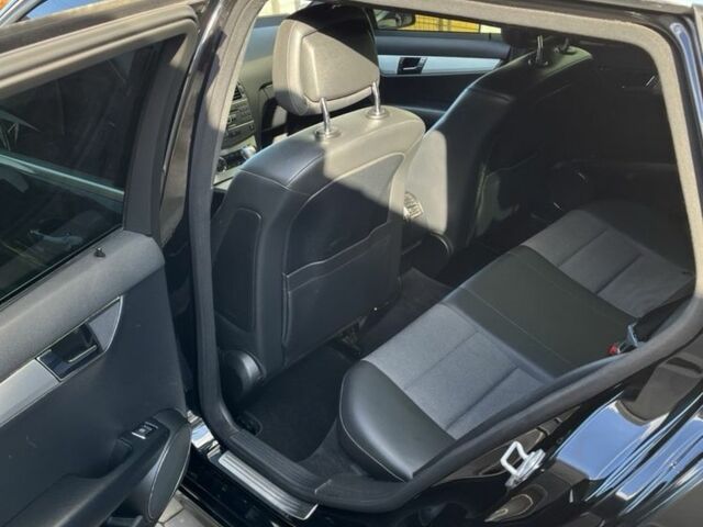 Чорний Мерседес Ц-Клас, об'ємом двигуна 2.1 л та пробігом 302 тис. км за 10000 $, фото 7 на Automoto.ua